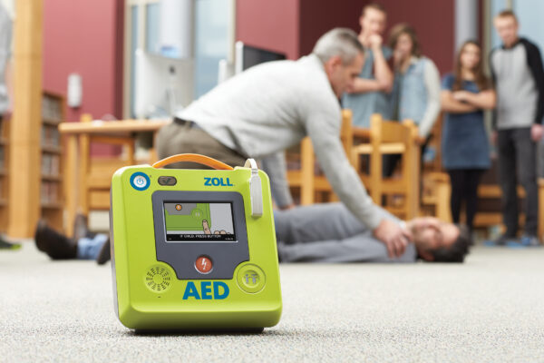 Défibrillateur Zol AED en situation